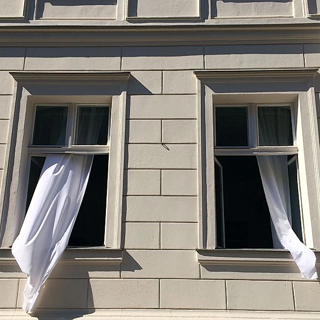 Is schade die ontstaat door neerslag die je woning via een openstaand raam binnenkomt verzekerd?