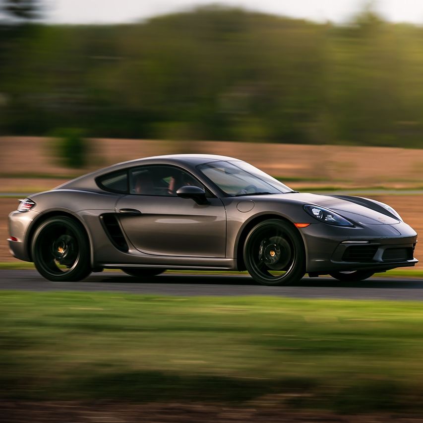 Porsche rijdt tegen lantaarnpaal. En dan...