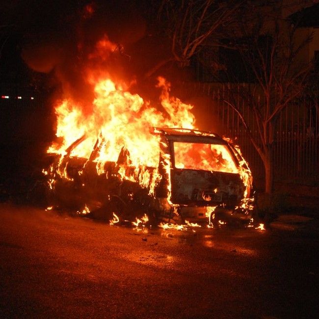 Header afbeelding voor Is schade aan mijn WA-verzekerde auto door een andere brandende auto verzekerd?