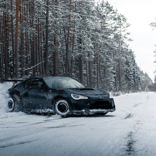 Is schade veroorzaakt door een auto zonder winterbanden in een land waar deze verplicht zijn verzekerd?