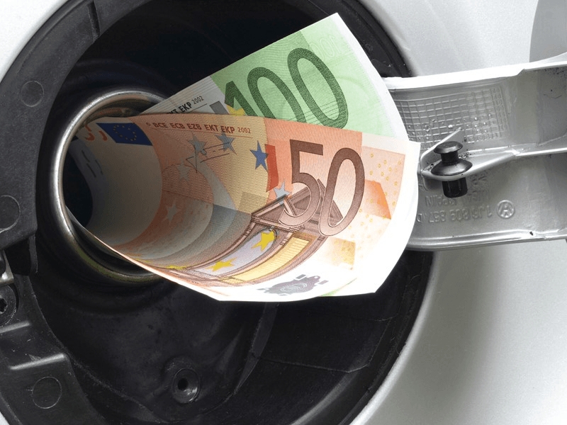 Vanaf 2027 extra belasting op fossiele brandstofauto van de zaak