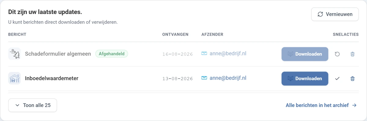 Twee regels uit de lijst, met de kolom SNELACTIES goed leesbaar. Bij het bovenste bericht staat het label Afgehandeld en in de snelacties een rondje met een pijl om te heropenen. Bij het onderste bericht staat een vinkje om af te handelen. Beide regels hebben een blauwe knop Downloaden en rechts een prullenbak.