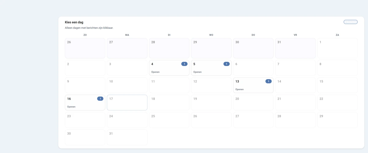 De maandkalender onder de kop Kies een dag, met zeven kolommen van ZO tot en met ZA. Vier dagen zijn wit met een vet dagnummer, rechtsboven een blauw bolletje met het aantal berichten en daaronder het woord Openen. Alle andere dagen zijn grijs en niet aanklikbaar.