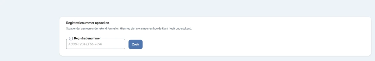 Het blok Registratienummer opzoeken. Onder de titel staat de uitleg dat het nummer onder aan een ondertekend formulier staat. Daaronder het invoerveld met het label Registratienummer en de voorbeeldtekst ABCD-1234-EF56-7890, met rechts de blauwe knop Zoek.