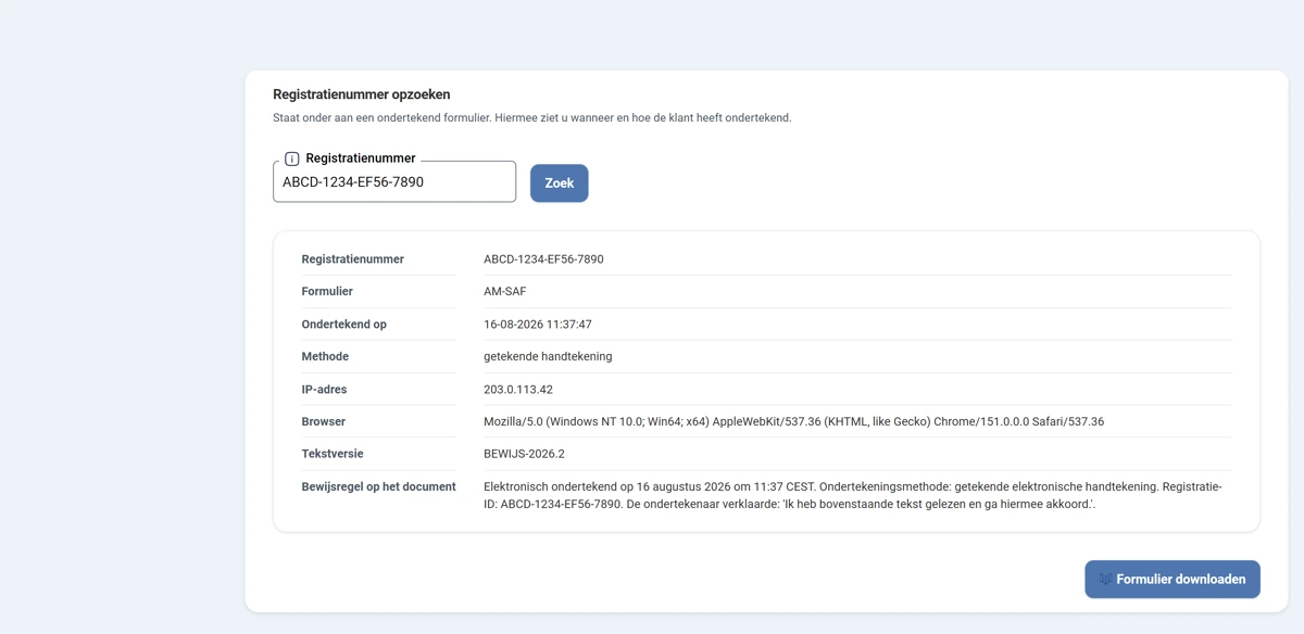 Het zoekblok met daaronder het resultaat. In twee kolommen staan de acht regels: Registratienummer, Formulier, Ondertekend op, Methode, IP-adres, Browser, Tekstversie en Bewijsregel op het document. Rechtsonder staat de blauwe knop Formulier downloaden.