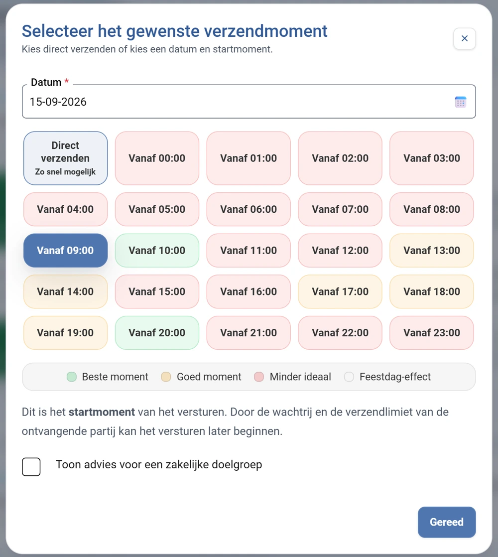 Het venster Selecteer het gewenste verzendmoment. Bovenaan het datumveld met de datum 15-09-2026. Daaronder de knop Direct verzenden met de tekst Zo snel mogelijk, en daarnaast de starttijden van Vanaf 00:00 tot Vanaf 23:00. De starttijd Vanaf 09:00 is gekozen en donkerblauw. Andere tijden zijn groen, geel of rood gekleurd. Onderaan de uitleg van de kleuren, het vinkje Toon advies voor een zakelijke doelgroep en de knop Gereed.