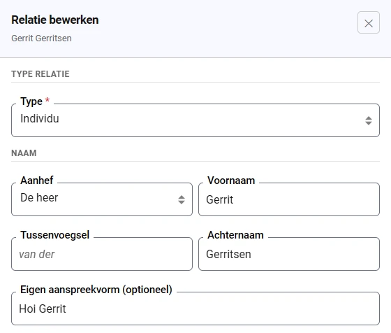 Het venster Relatie bewerken van Gerrit Gerritsen. Onder Type relatie staat Individu. Onder Naam staan de velden Aanhef met De heer, Voornaam met Gerrit, Tussenvoegsel leeg, Achternaam met Gerritsen, en daaronder Eigen aanspreekvorm optioneel met de tekst Hoi Gerrit.