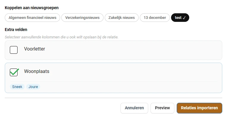 Het onderste deel van het importscherm. Onder Koppelen aan nieuwsgroepen staan de groepen Algemeen financieel nieuws, Verzekeringsnieuws, Zakelijk nieuws, 13 december en test. De groep test is donker en heeft een vinkje. Onder Extra velden staan de kolommen Voorletter en Woonplaats. Woonplaats is aangevinkt en toont als voorbeeld Sneek en Joure. Onderaan de knoppen Annuleren, Preview en Relaties importeren.