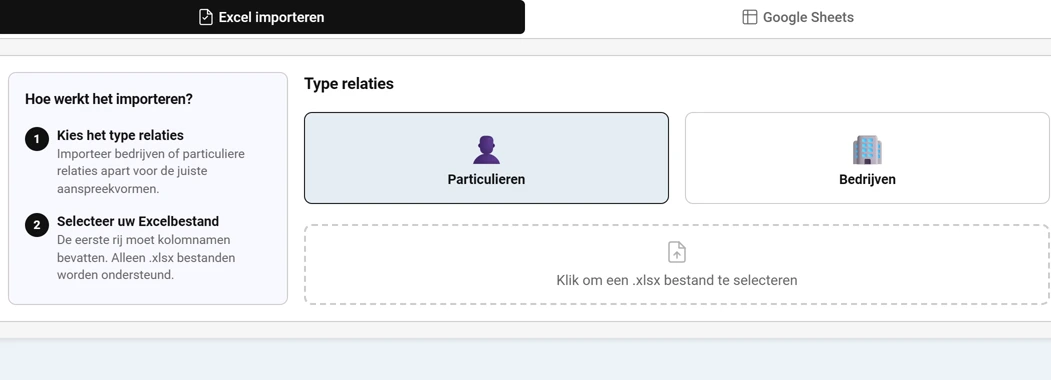 Het tabblad Importeren. Bovenaan de twee onderdelen Excel importeren en Google Sheets, waarbij Excel importeren donker is gemarkeerd. Links de uitleg Hoe werkt het importeren met stap 1 Kies het type relaties en stap 2 Selecteer uw Excelbestand. Rechts de keuze tussen Particulieren en Bedrijven en daaronder een gestippeld vlak met de tekst Klik om een punt xlsx bestand te selecteren.
