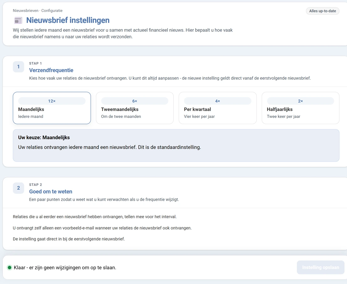 Het scherm Nieuwsbrief instellingen. Rechts bovenin het label Alles up-to-date. Daaronder stap 1 Verzendfrequentie met vier keuzeblokken: Maandelijks met 12 keer, Tweemaandelijks met 6 keer, Per kwartaal met 4 keer en Halfjaarlijks met 2 keer. Maandelijks is gekozen. Daaronder een blok met de tekst Uw keuze Maandelijks. Daarna stap 2 Goed om te weten met drie punten. Onderaan een balk met de tekst dat er geen wijzigingen zijn om op te slaan en de knop Instelling opslaan.