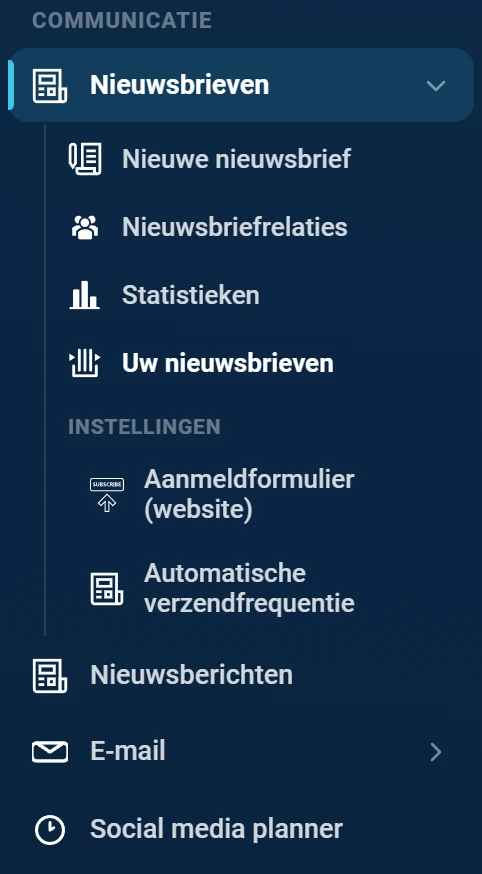 Het deel van het menu onder de kop COMMUNICATIE. Nieuwsbrieven is opengeklapt en lichter gekleurd. Daaronder staan Nieuwe nieuwsbrief, Nieuwsbriefrelaties, Statistieken en Uw nieuwsbrieven. Daarna volgt de tussenkop INSTELLINGEN met Aanmeldformulier (website) en Automatische verzendfrequentie. Onder het blok staan Nieuwsberichten, E-mail en Social media planner.