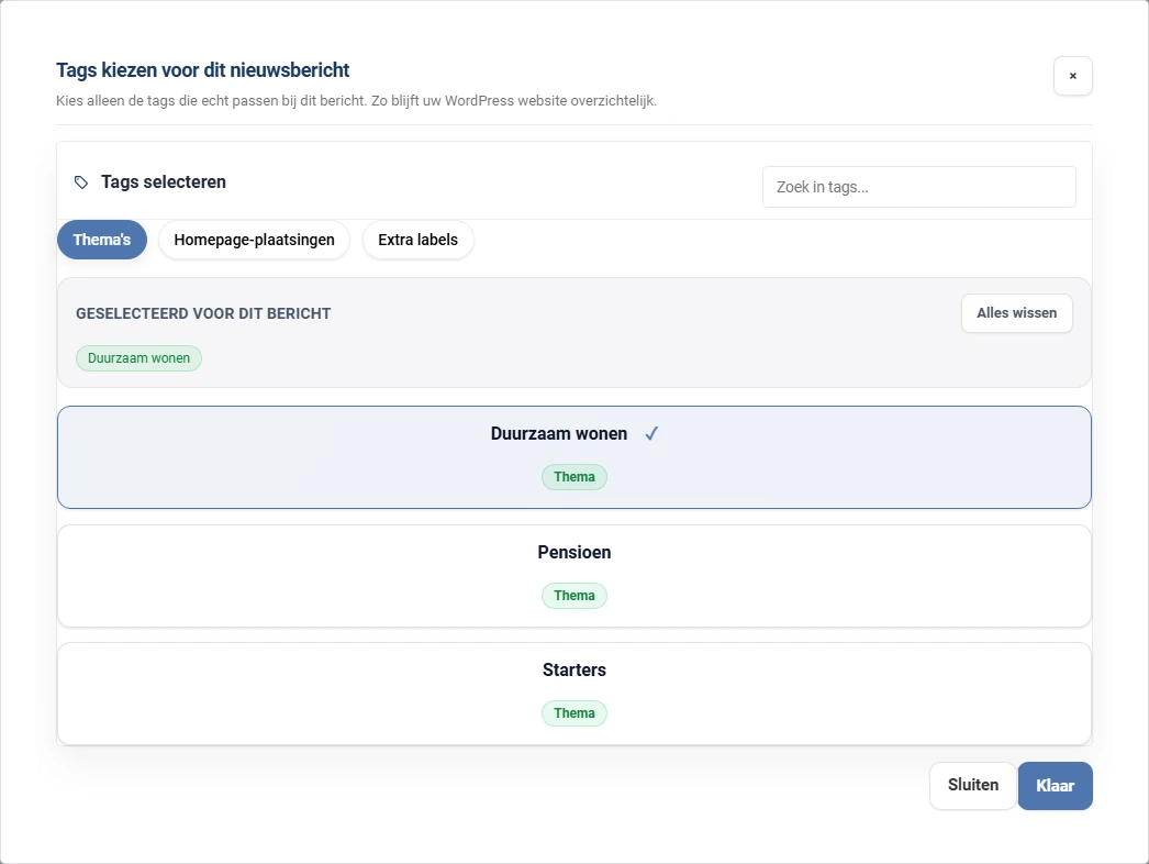 Het venster Tags kiezen voor dit nieuwsbericht. Bovenaan de tabbladen Thema's, Homepage-plaatsingen en Extra labels, waarvan Thema's is gekozen. Onder Geselecteerd voor dit bericht staat Duurzaam wonen, met de knop Alles wissen. Daaronder de thema's Duurzaam wonen met een vinkje, Pensioen en Starters. Onderaan de knoppen Sluiten en Klaar.
