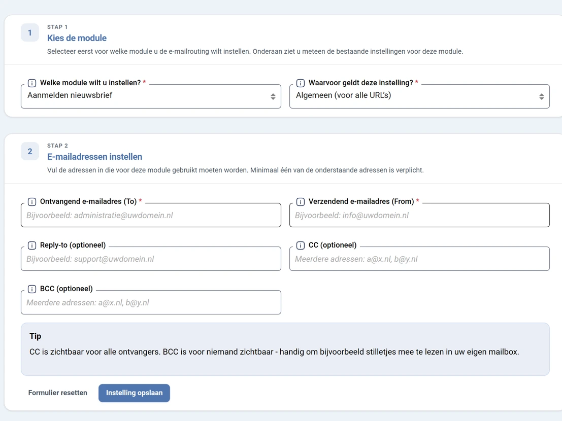 Stap 1 en stap 2 van het scherm E-mailrouting. Bij stap 1 staan de keuzelijsten Welke module wilt u instellen op Aanmelden nieuwsbrief en Waarvoor geldt deze instelling op Algemeen voor alle URLs. Bij stap 2 staan vijf lege velden: Ontvangend e-mailadres To, Verzendend e-mailadres From, Reply-to, CC en BCC. Daaronder een tipblok over CC en BCC en de knoppen Formulier resetten en Instelling opslaan.