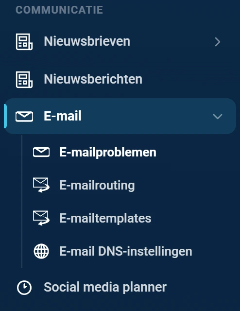 Het deel van het menu onder de kop COMMUNICATIE. Boven staan Nieuwsbrieven en Nieuwsberichten. E-mail is opengeklapt en lichter gekleurd, met daaronder E-mailproblemen, E-mailrouting, E-mailtemplates en E-mail DNS-instellingen. Daaronder staat Social media planner.