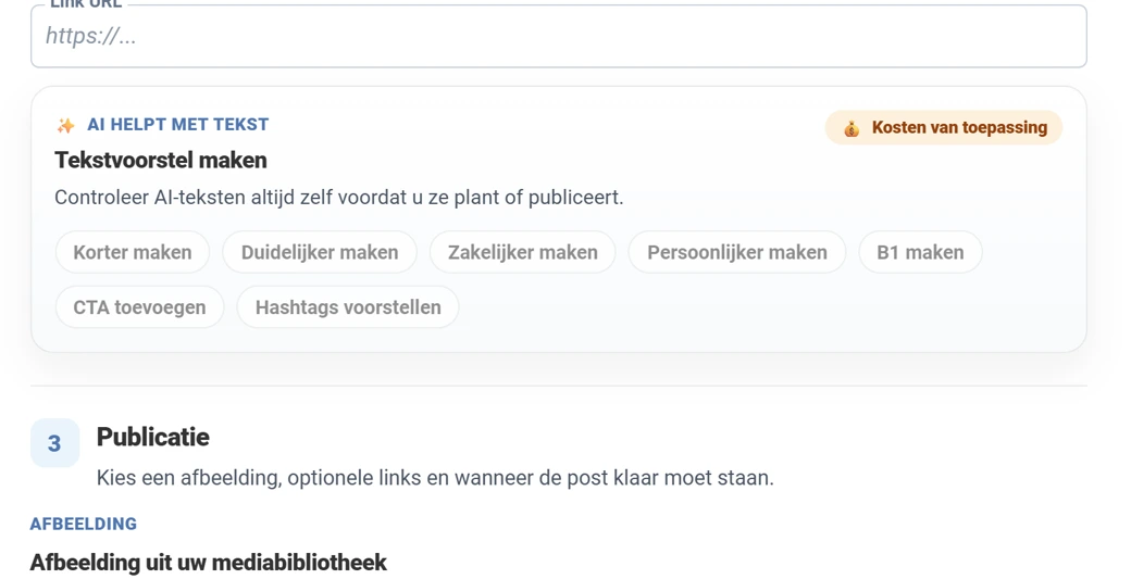 Het blok Tekstvoorstel maken in stap 2. Links bovenin het label AI helpt met tekst, rechts een oranje label Kosten van toepassing. Daaronder de zin dat u AI-teksten altijd zelf moet controleren, en zeven knoppen: Korter maken, Duidelijker maken, Zakelijker maken, Persoonlijker maken, B1 maken, CTA toevoegen en Hashtags voorstellen. Daaronder begint stap 3 Publicatie.