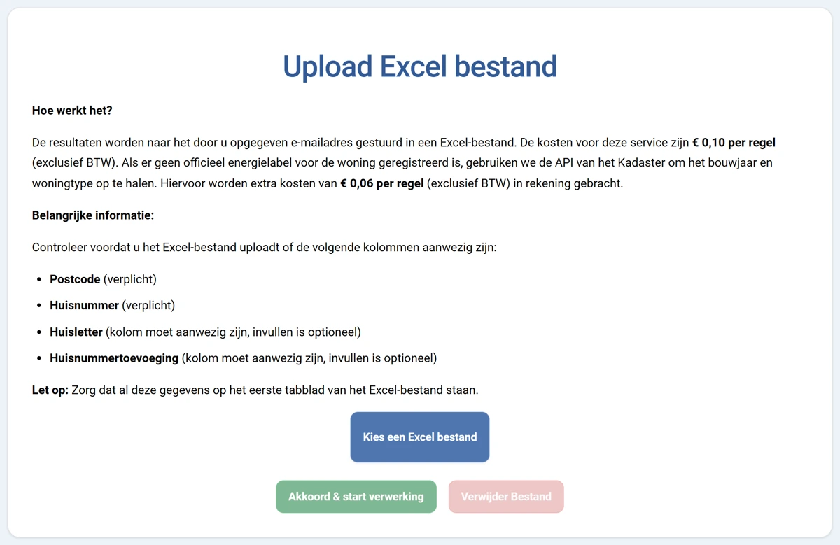 Het scherm Upload Excel bestand. Onder het kopje Hoe werkt het staat de uitleg over de kosten per regel en over het ophalen van gegevens bij het Kadaster. Onder het kopje Belangrijke informatie staan de vier vereiste kolommen Postcode, Huisnummer, Huisletter en Huisnummertoevoeging, met de opmerking dat alles op het eerste tabblad moet staan. Onderaan de knoppen Kies een Excel bestand, Akkoord en start verwerking, en Verwijder Bestand.