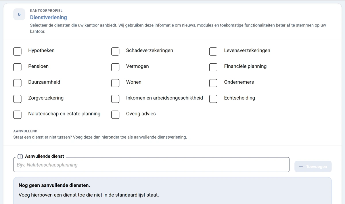 Stap 6 Dienstverlening met veertien aanvinkvakjes in drie kolommen: Hypotheken, Schadeverzekeringen, Levensverzekeringen, Pensioen, Vermogen, Financiële planning, Duurzaamheid, Wonen, Ondernemers, Zorgverzekering, Inkomen en arbeidsongeschiktheid, Echtscheiding, Nalatenschap en estate planning en Overig advies. Daaronder het kopje AANVULLEND met een tekstveld en de knop Toevoegen, en de melding dat er nog geen aanvullende diensten zijn.