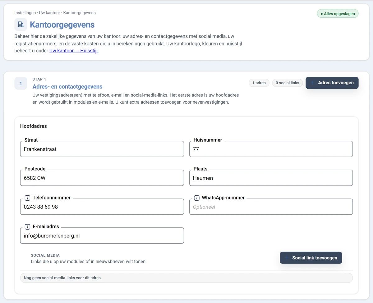 Het scherm Kantoorgegevens. Bovenaan de titel met een korte uitleg en rechts het groene label Alles opgeslagen. Daaronder stap 1 Adres- en contactgegevens met rechts de labels 1 adres en 0 social links en de knop Adres toevoegen. In het blok Hoofdadres staan de velden Straat, Huisnummer, Postcode, Plaats, Telefoonnummer, WhatsApp-nummer en E-mailadres. Onderin het kopje SOCIAL MEDIA met de knop Social link toevoegen.