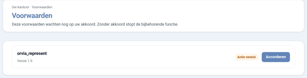 Het scherm Voorwaarden met bovenaan de titel en de uitleg dat deze voorwaarden nog op uw akkoord wachten. Daaronder één regel met de naam van de functie, de tekst Versie 1.0, het oranje label Actie vereist en rechts de blauwe knop Accorderen.