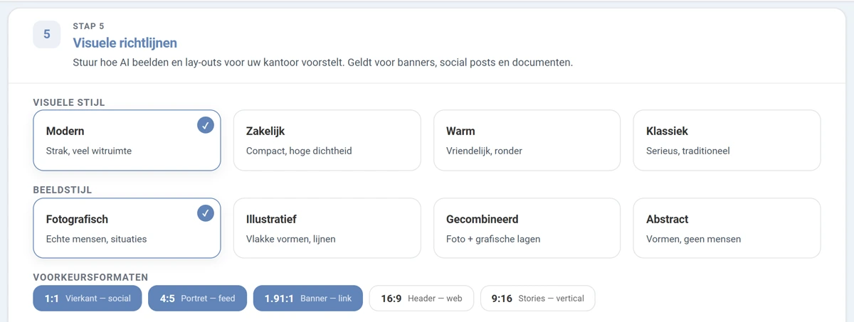 Stap 5 Visuele richtlijnen. Onder VISUELE STIJL staan vier kaarten: Modern met een vinkje, Zakelijk, Warm en Klassiek. Onder BEELDSTIJL staan Fotografisch met een vinkje, Illustratief, Gecombineerd en Abstract. Onder VOORKEURSFORMATEN staan vijf labels met de verhoudingen 1 op 1, 4 op 5, 1,91 op 1, 16 op 9 en 9 op 16, waarvan de eerste drie zijn aangeklikt.