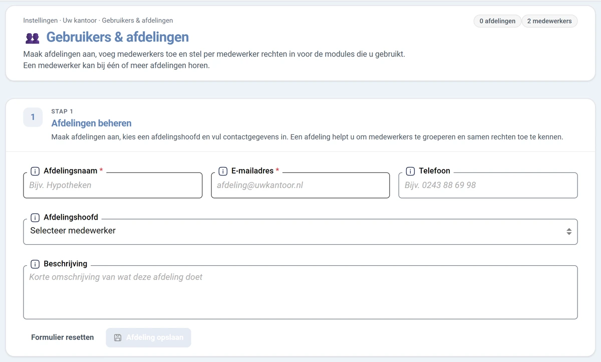 Het scherm Gebruikers en afdelingen. Bovenaan de titel met uitleg en rechts de labels 0 afdelingen en 2 medewerkers. Daaronder stap 1 Afdelingen beheren met de velden Afdelingsnaam, E-mailadres, Telefoon, Afdelingshoofd en Beschrijving, en onderaan de knoppen Formulier resetten en Afdeling opslaan.
