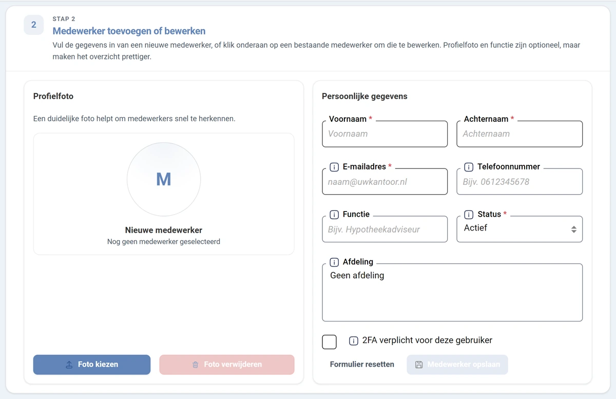 Stap 2 Medewerker toevoegen of bewerken. Links het blok Profielfoto met een rond voorbeeld, de tekst Nieuwe medewerker en de knoppen Foto kiezen en Foto verwijderen. Rechts het blok Persoonlijke gegevens met de velden Voornaam, Achternaam, E-mailadres, Telefoonnummer, Functie, Status op Actief en Afdeling op Geen afdeling, plus het vakje 2FA verplicht voor deze gebruiker en de knoppen Formulier resetten en Medewerker opslaan.