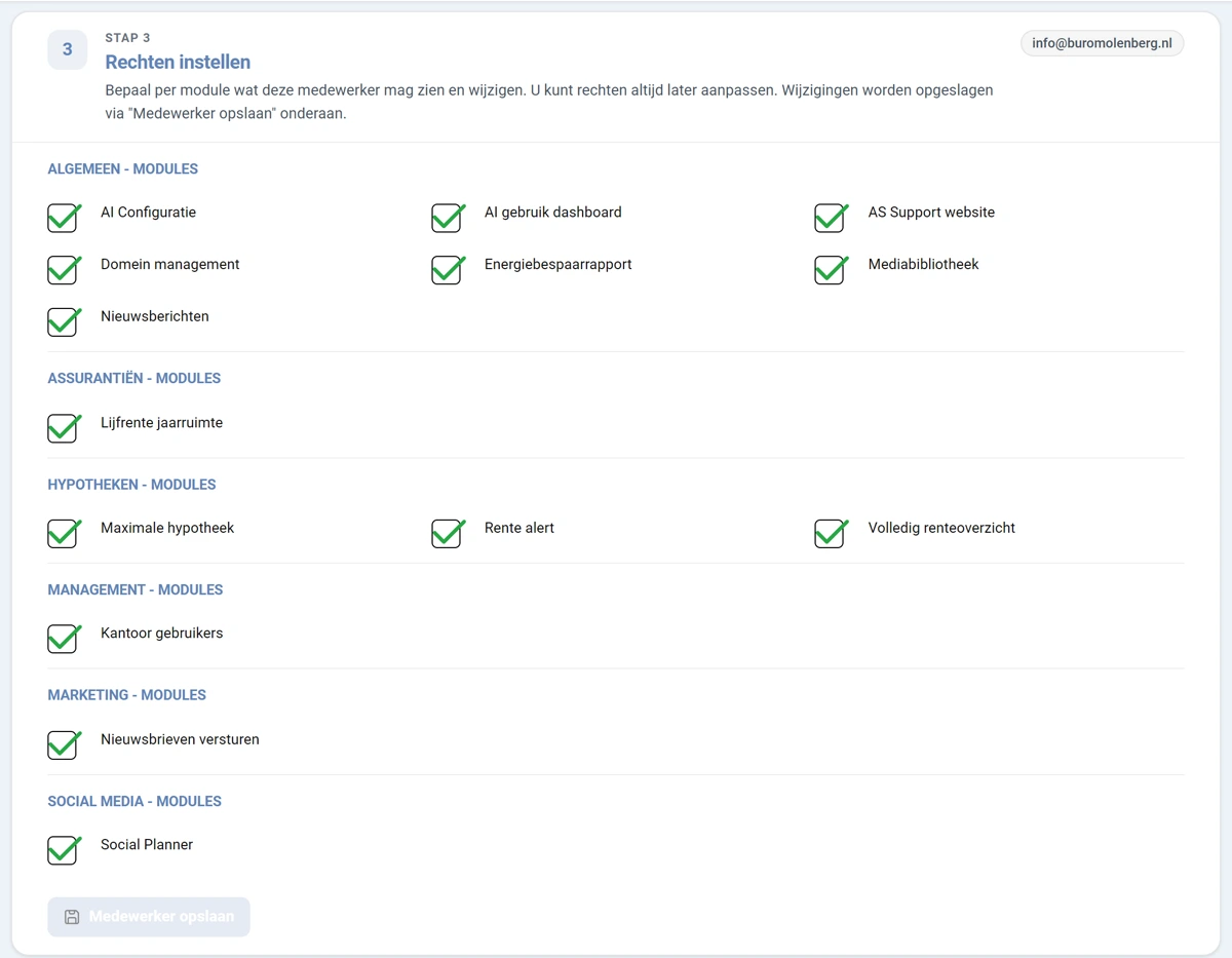 Stap 3 Rechten instellen. Rechts bovenin het label met het e-mailadres van de gekozen medewerker. Daaronder groepen met aangevinkte modules onder de kopjes ALGEMEEN, ASSURANTIËN, HYPOTHEKEN, MANAGEMENT, MARKETING en SOCIAL MEDIA. Onderaan de knop Medewerker opslaan.