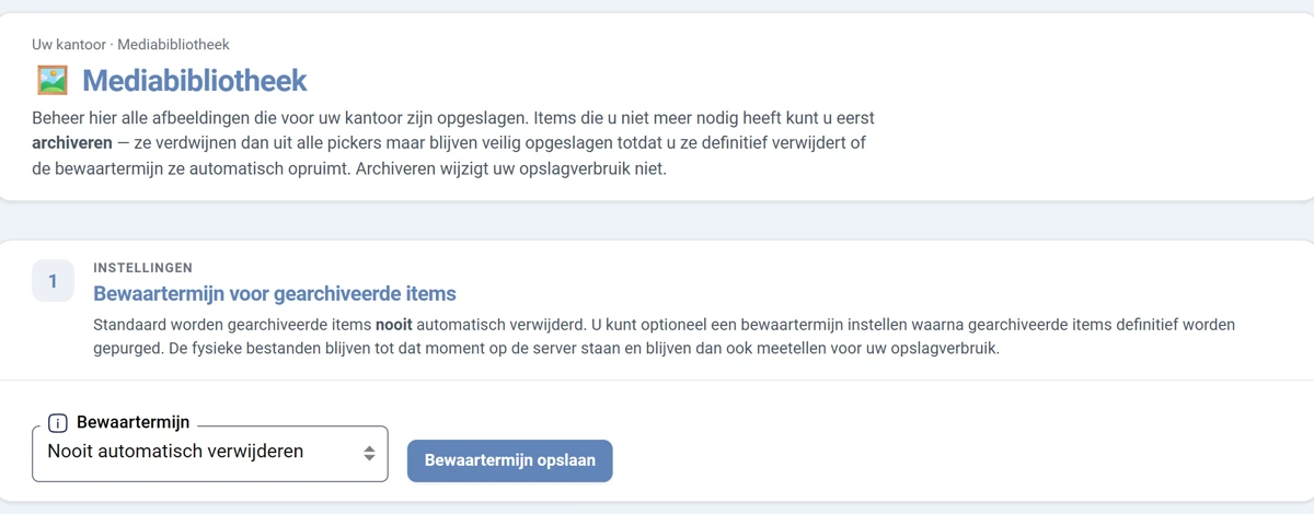 Het scherm Mediabibliotheek. Bovenaan de titel met uitleg over archiveren en dat archiveren het opslagverbruik niet wijzigt. Daaronder het blok Bewaartermijn voor gearchiveerde items met een keuzelijst die op Nooit automatisch verwijderen staat en de knop Bewaartermijn opslaan.