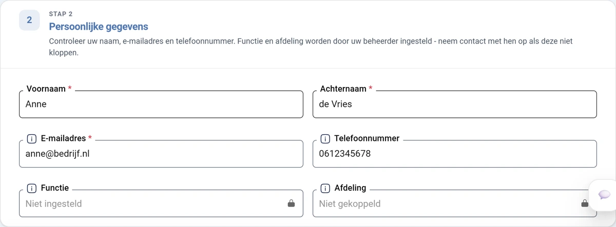 Het blok STAP 2 Persoonlijke gegevens met zes velden in twee kolommen. Voornaam, Achternaam en E-mailadres hebben een rood sterretje en zijn ingevuld met voorbeeldgegevens. Telefoonnummer staat ernaast. Onderaan staan Functie en Afdeling grijs, elk met een slotje aan de rechterkant.