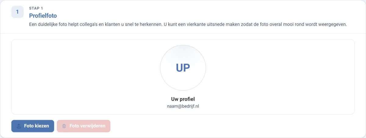 Het blok STAP 1 Profielfoto. In het midden een ronde afbeelding met de letters UP, met daaronder de naam en het e-mailadres. Linksonder de blauwe knop Foto kiezen en daarnaast de rode knop Foto verwijderen, die lichter is omdat er nog geen foto is.