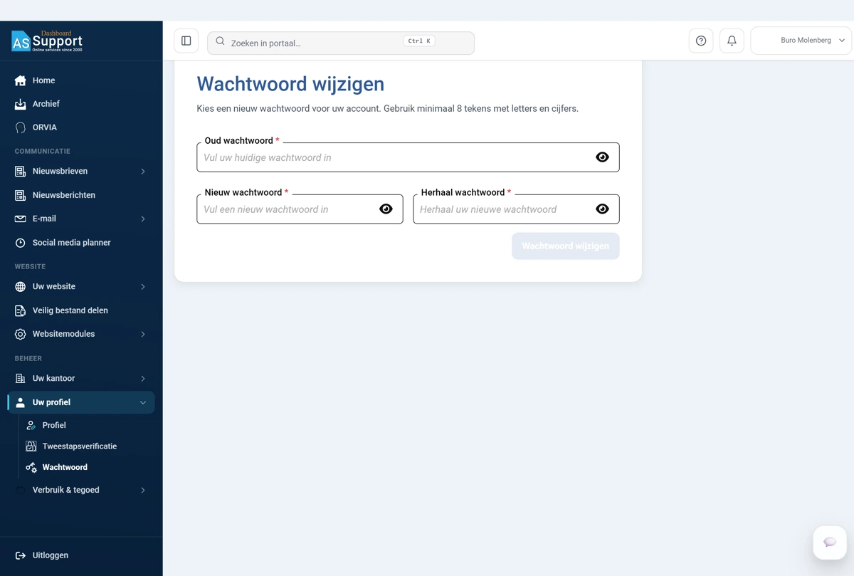 Het scherm Wachtwoord wijzigen, links in beeld als een wit blok. Bovenaan de titel met de zin over minimaal acht tekens met letters en cijfers. Daaronder het veld Oud wachtwoord over de volle breedte, en daaronder Nieuw wachtwoord en Herhaal wachtwoord naast elkaar. Rechtsonder de knop Wachtwoord wijzigen, die lichter is omdat de velden leeg zijn.