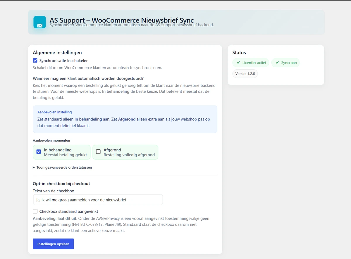 Het instellingenscherm. Bovenaan de keuze Synchronisatie inschakelen. Daaronder de vraag wanneer een klant mag worden doorgestuurd, met de aanbevolen momenten In behandeling en Afgerond en een knop om de geavanceerde orderstatussen te tonen. Daaronder het blok over de opt-in checkbox bij het afrekenen, met het tekstveld en de keuze om de checkbox standaard aan te vinken. Rechts het blok Status met de licentie, de synchronisatie en de versie.