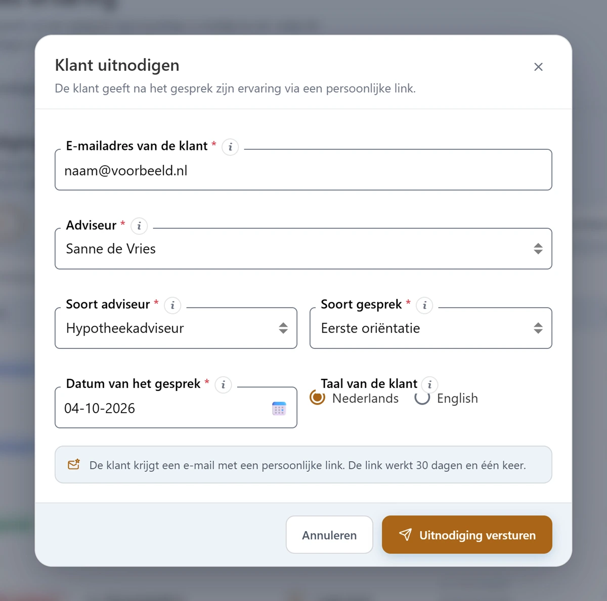 Het venster Klant uitnodigen met de uitleg 'De klant geeft na het gesprek zijn ervaring via een persoonlijke link.' Daaronder de ingevulde velden E-mailadres van de klant (naam@voorbeeld.nl), Adviseur, Soort adviseur, Soort gesprek, Datum van het gesprek en Taal van de klant met de keuze Nederlands. Onder de velden een kader met de tekst 'De klant krijgt een e-mail met een persoonlijke link. De link werkt 30 dagen en één keer.' Onderaan de knoppen Annuleren en Uitnodiging versturen.