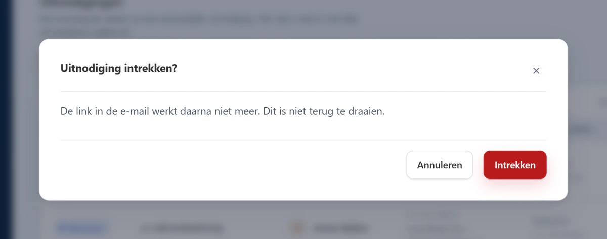 Het bevestigingsvenster Uitnodiging intrekken? met de tekst 'De link in de e-mail werkt daarna niet meer. Dit is niet terug te draaien.' en onderaan de knoppen Annuleren en Intrekken in rood.