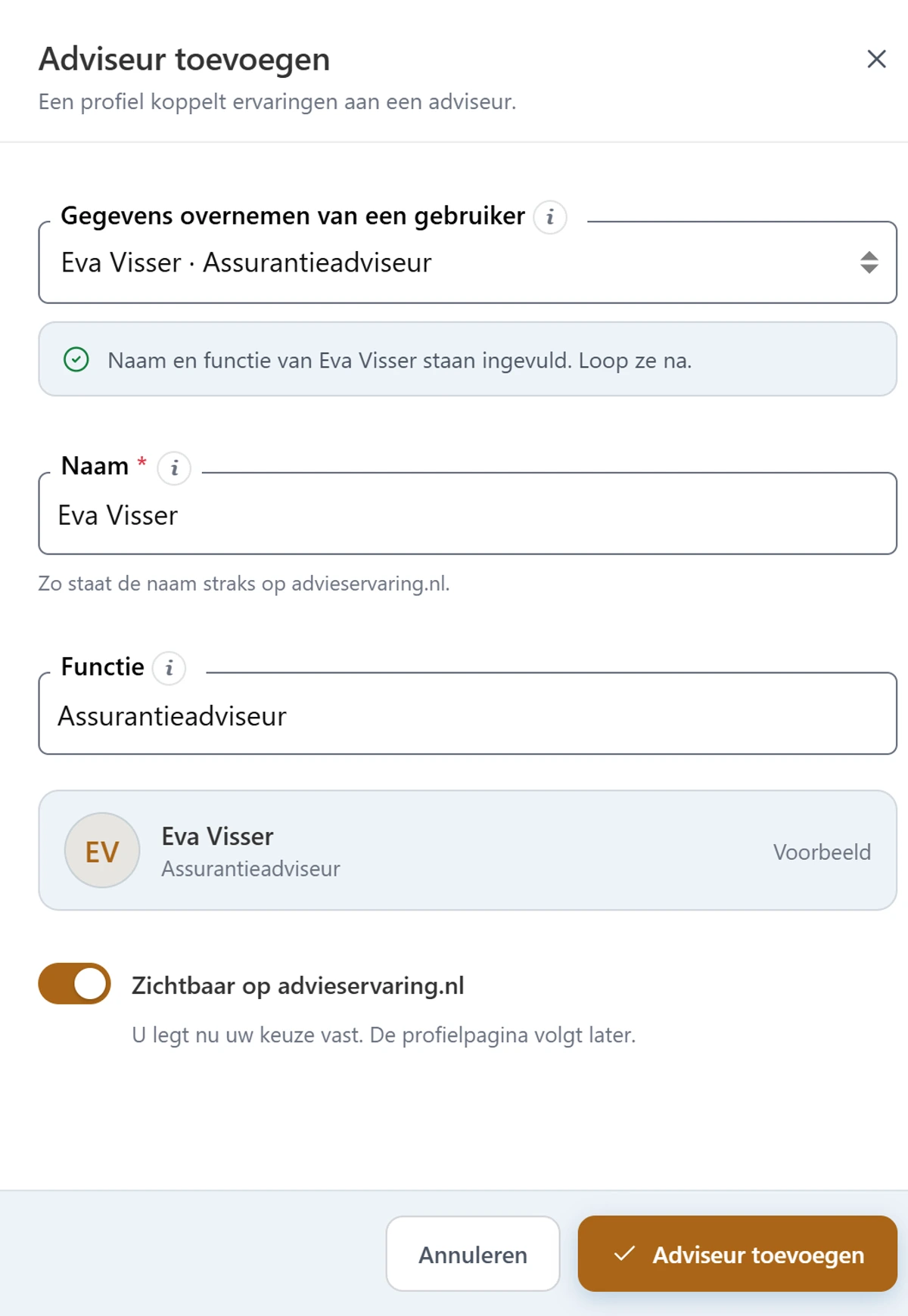 Het paneel Adviseur toevoegen met de uitleg 'Een profiel koppelt ervaringen aan een adviseur.' Daaronder het veld Gegevens overnemen van een gebruiker, ingevuld met een voorbeeldgebruiker, met de melding dat naam en functie ingevuld staan en dat u ze moet nalopen. Daaronder de velden Naam en Functie, ingevuld met dezelfde voorbeeldnaam en een voorbeeldfunctie, en het blok Voorbeeld met initialen, naam en functie. Daaronder de schakelaar Zichtbaar op advieservaring.nl, aan. Onderaan de knoppen Annuleren en Adviseur toevoegen.