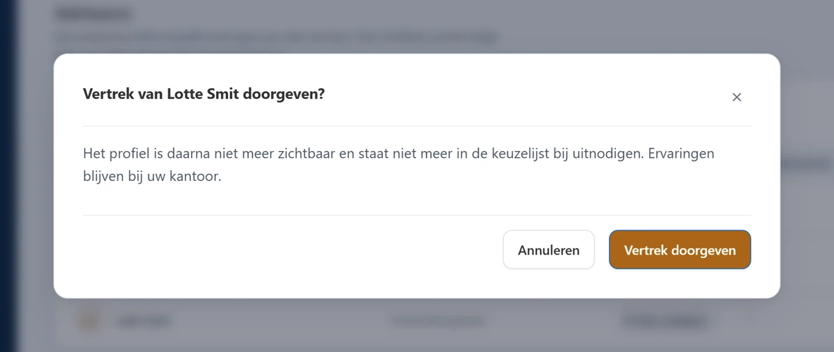 Het bevestigingsvenster Vertrek van een voorbeeldadviseur doorgeven? met de tekst 'Het profiel is daarna niet meer zichtbaar en staat niet meer in de keuzelijst bij uitnodigen. Ervaringen blijven bij uw kantoor.' en onderaan de knoppen Annuleren en Vertrek doorgeven.