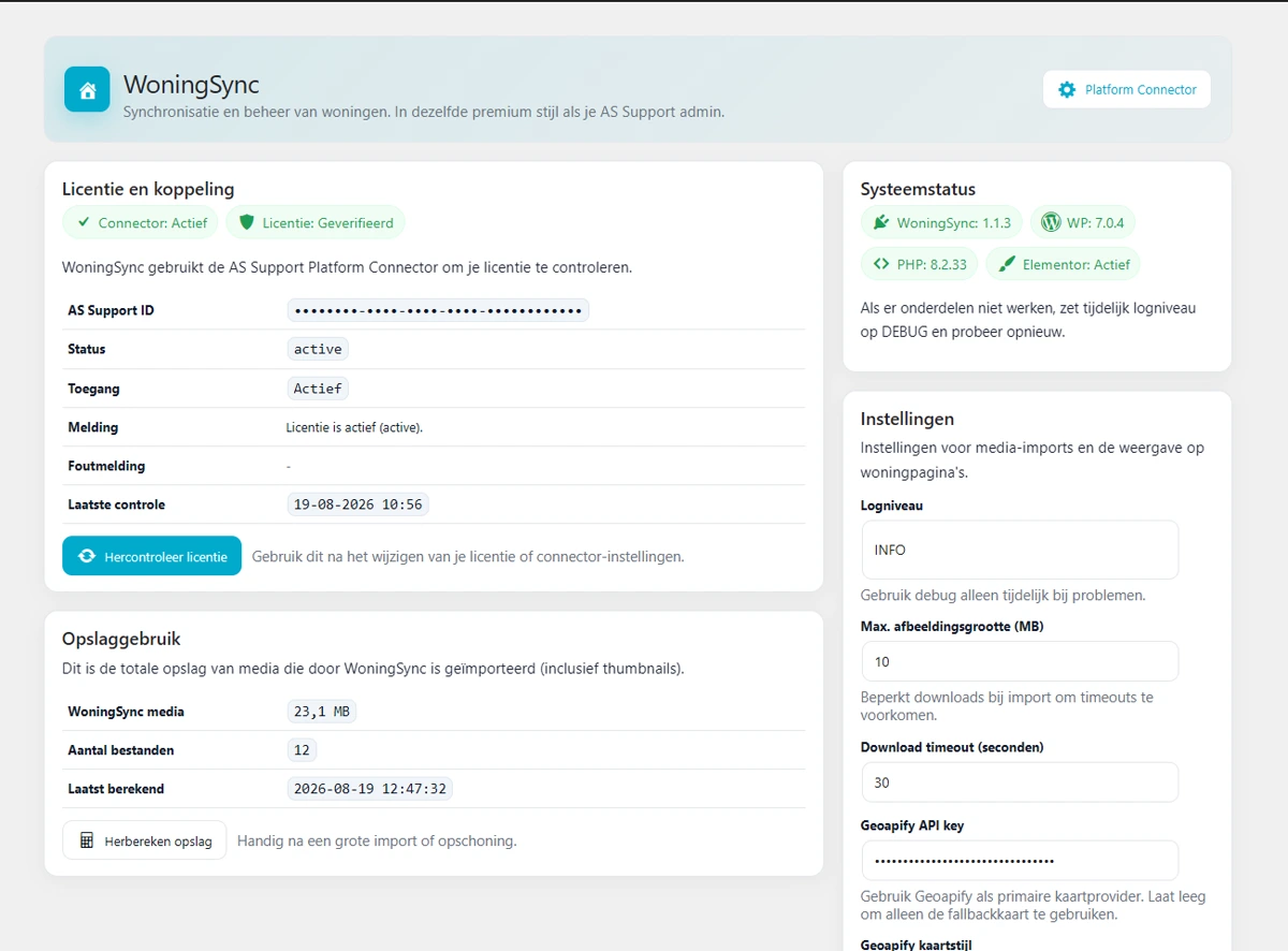 Het scherm WoningSync. Links het blok Licentie en koppeling met groene meldingen dat de connector actief is en de licentie geverifieerd, een tabel met het afgedekte AS Support ID, de status, de toegang en de datum van de laatste controle, en de knop Hercontroleer licentie. Daaronder het blok Opslaggebruik met het aantal megabytes en bestanden. Rechts de blokken Systeemstatus en Instellingen, met het logniveau, de maximale afbeeldingsgrootte, de download-timeout en een afgedekte Geoapify API key.