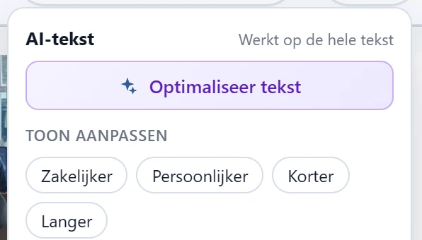Het menu AI-tekst. Bovenaan de titel met rechts de tekst Werkt op de hele tekst. Daaronder de brede knop Optimaliseer tekst. Daaronder de kop TOON AANPASSEN met de vier knoppen Zakelijker, Persoonlijker, Korter en Langer.