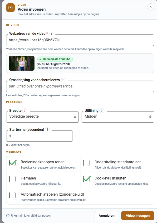 Het venster Video invoegen. Bovenaan het veld Webadres van de video met een YouTube-adres erin. Daaronder een kaartje met een klein voorbeeldbeeld en de melding Herkend als YouTube. Daarna de velden Omschrijving voor schermlezers, Breedte, Uitlijning en Starten na, en onderaan vijf vinkjes onder de kop Weergave.